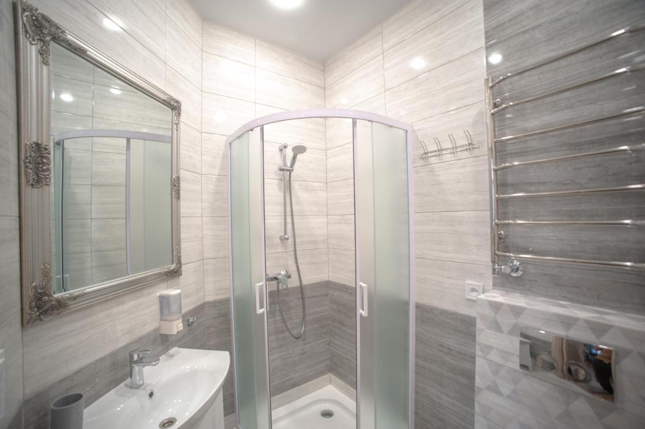 3 Bedroom, 2 Bathroom Apartment Near Forum リヴィウ エクステリア 写真