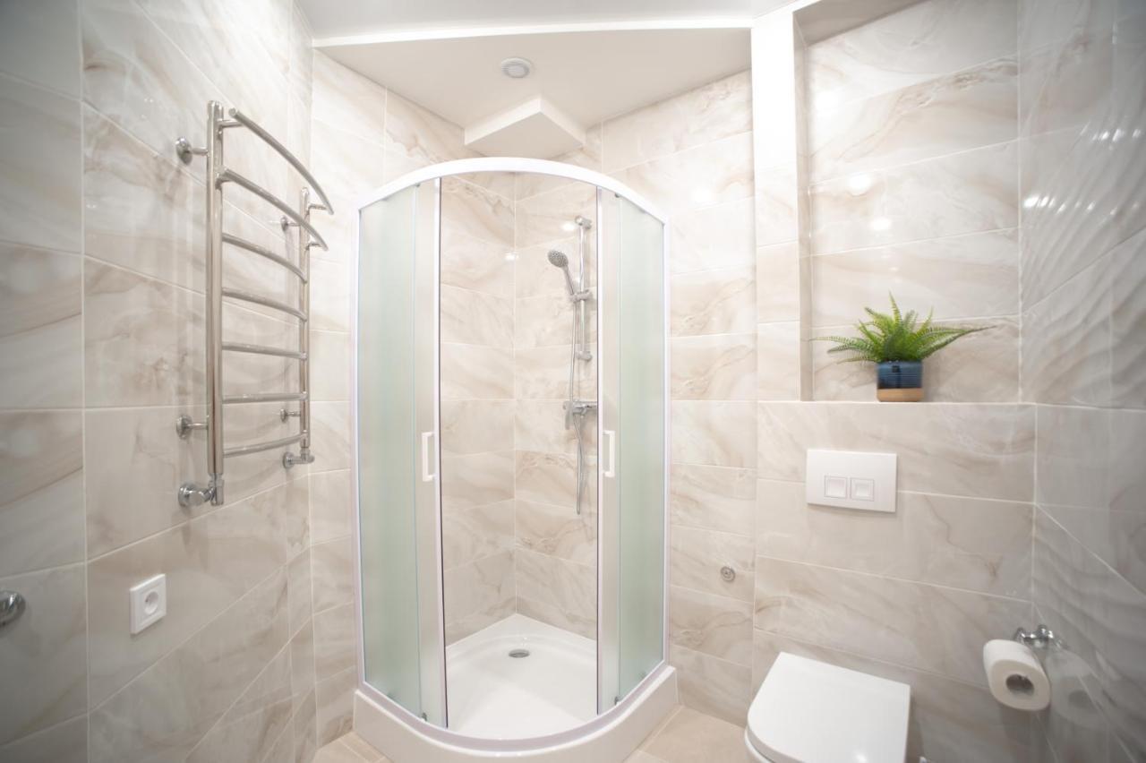 3 Bedroom, 2 Bathroom Apartment Near Forum リヴィウ エクステリア 写真